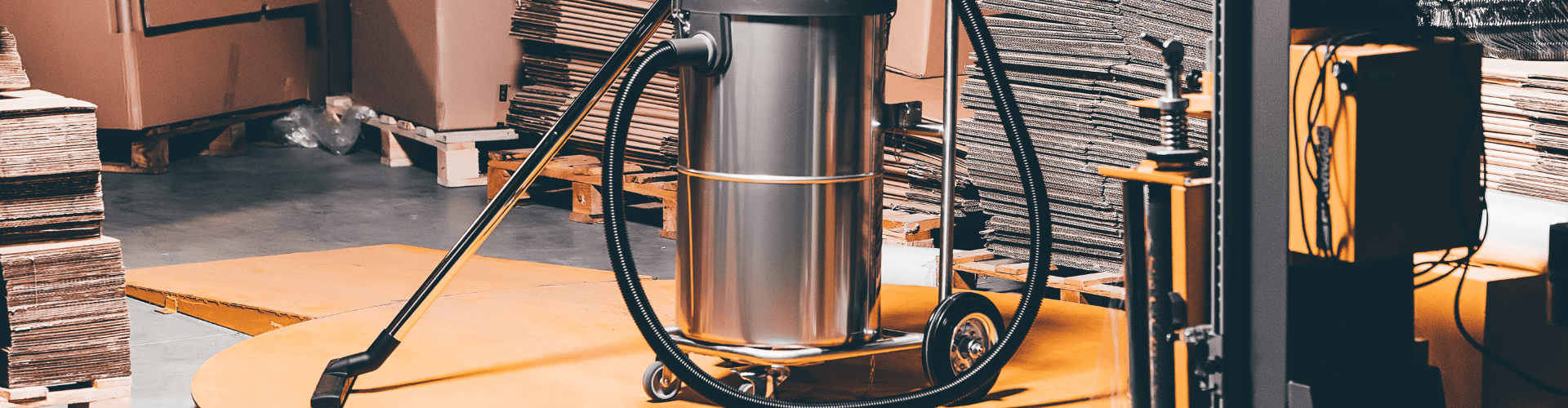 Industrial vacuum cleaner designed for strong suction and durability, suitable for factories and work zones.